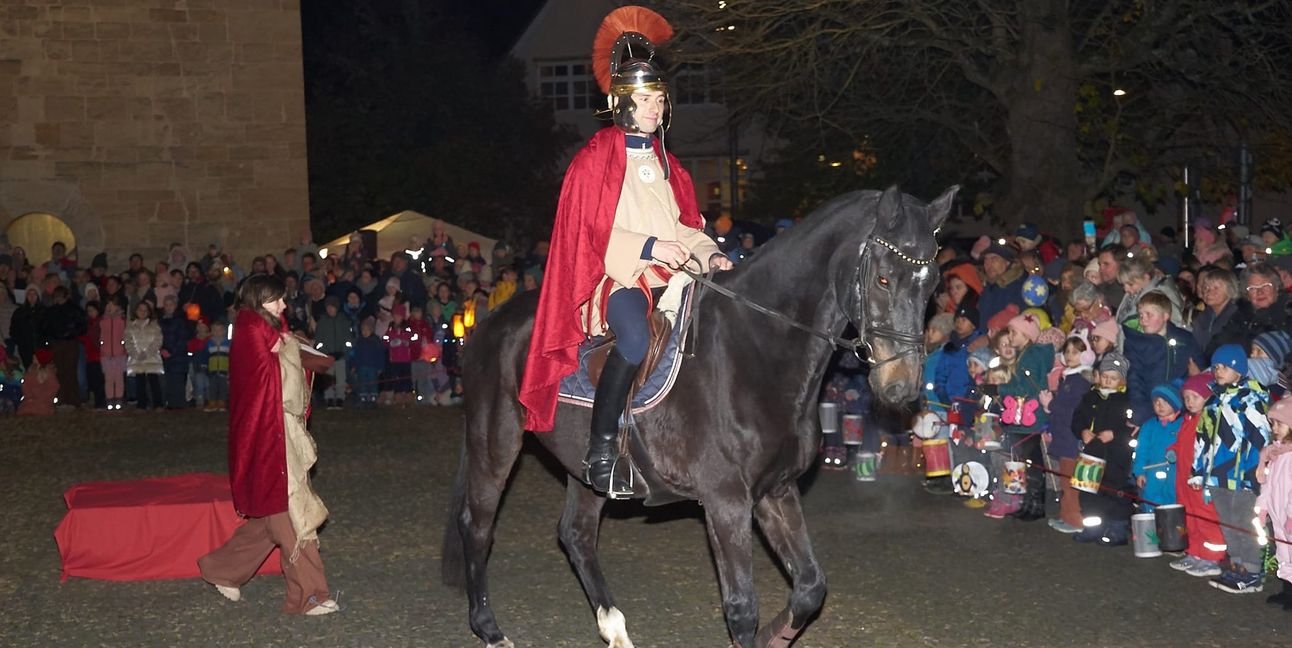 Beim traditionellen Martinsritt in Sindelfingen reitet der heilige Martin hoch zu Ross durch die Innenstadt.Bild: Heiden/A