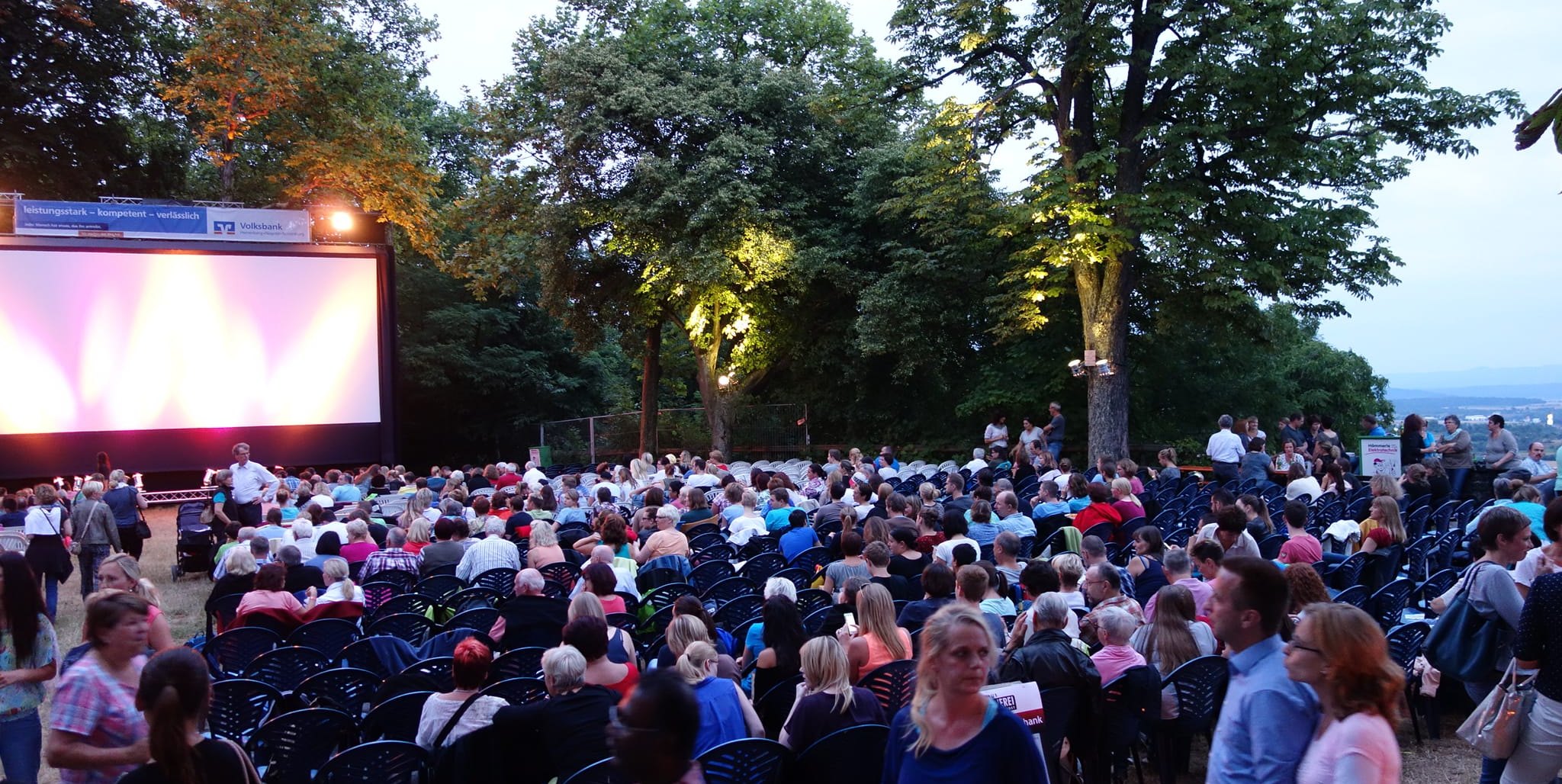 Beim Herrenberger Sommernachtskino lässt sich der Blick über das sommerliche Gäu genießen.