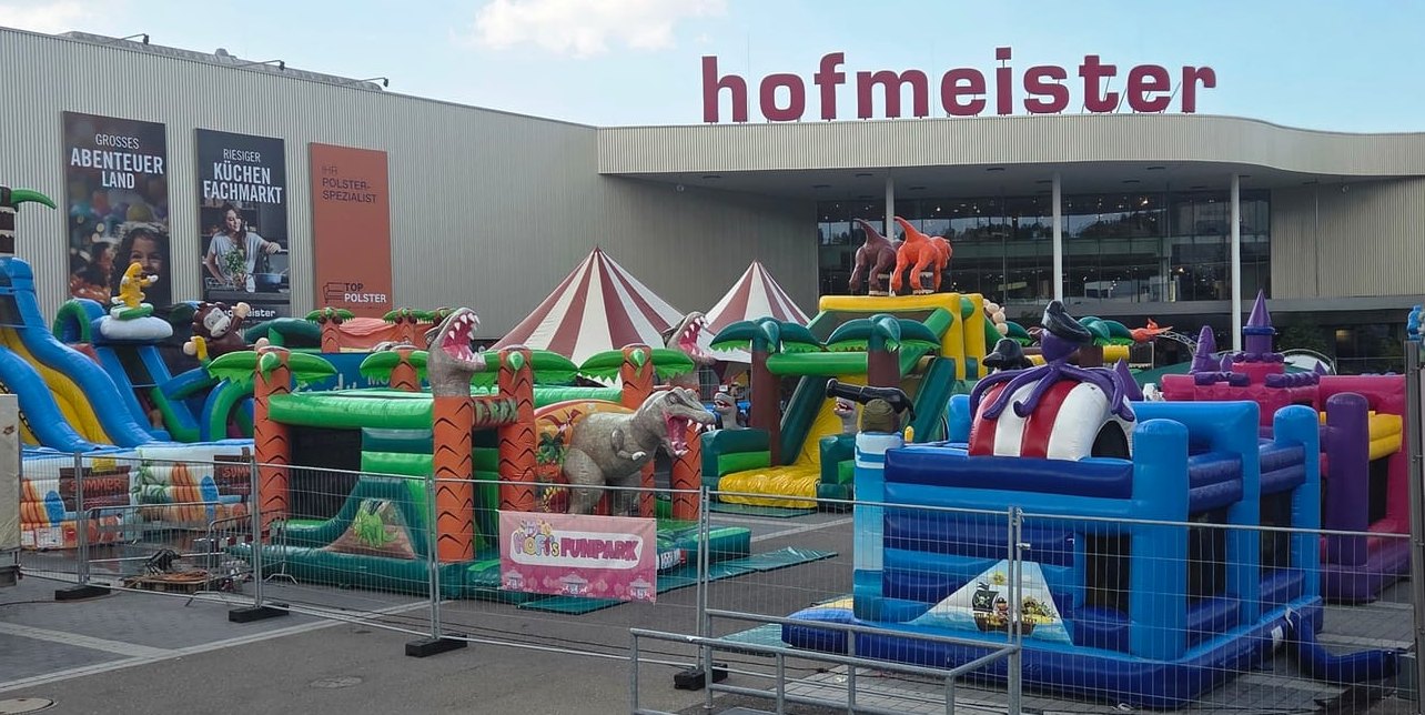 Hofi‘s Funpark in Sindelfingen bietet Hüpfburgen, Rutschen und Aquapark.