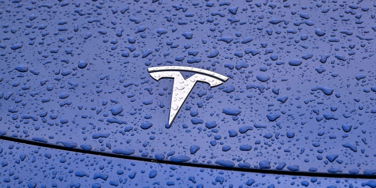 Steht Tesla im Regen? Die vergangenen Wochen waren turbulent für den Elektroauto-Vorreiter.