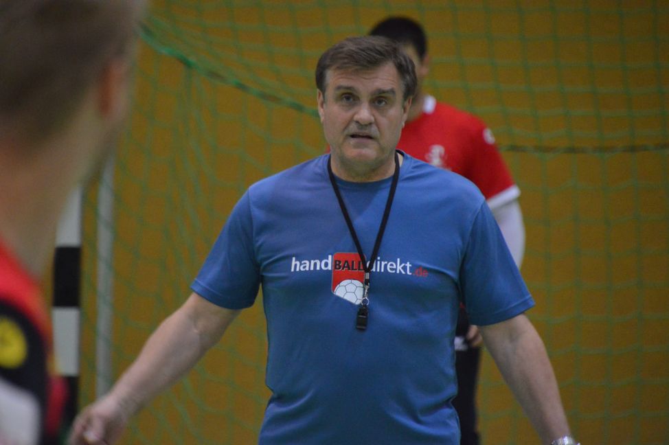 SVM-Coach Costica Neagu bei einer Trainingseinheit in der Magstadter Sporthalle.