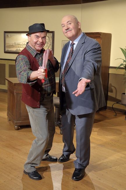 SWR Fernsehen HANNES UND DER B√úRGERMEISTER - LACHGESCHICHTEN, am Samstag (31.12.16) um 20:15 Uhr.
Karlheinz Hartmann (B√ºrgermeister, re.) und Albin Braig (Hausmeister Hannes).
¬© SWR/Peter A. Schmidt, honorarfrei - Verwendung gem√§√ü der AGB im engen inhaltlichen, redaktionellen Zusammenhang mit genannter SWR-Sendung bei Nennung "Bild: SWR/Peter A. Schmidt" (S2). SWR-Pressestelle/Fotoredaktion, Baden-Baden, Tel: 07221/929-22287, Fax: -929-22059, foto@swr.de