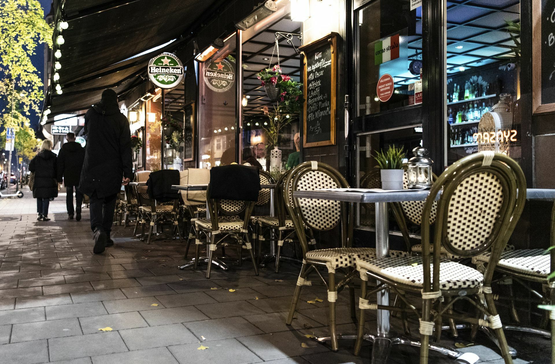 Schwedische Restaurants bleiben offen, der Alkoholverkauf wird beschränkt.