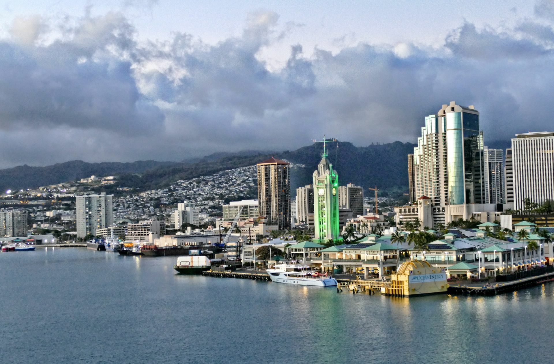 Die Hafenausfahrt der hawaiianischen Hauptstadt Honolulu.