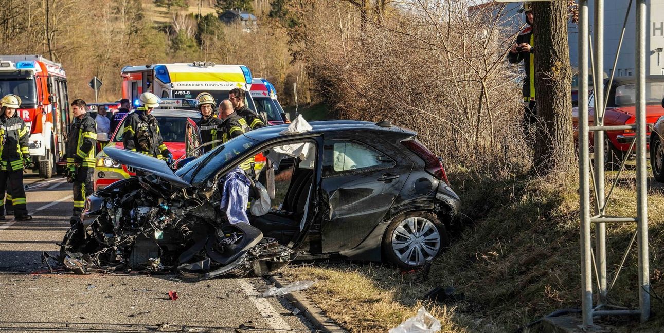 Der Toyota war nach Kollision mit dem Mercedes schwer beschädigt.