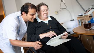 In der Pflege sind in Deutschland viele Fachkräfte aus dem Ausland angestellt. Bei der Integration in den Arbeitsalltag werden ihnen aber noch zu viele Hürden in den Weg gestellt.