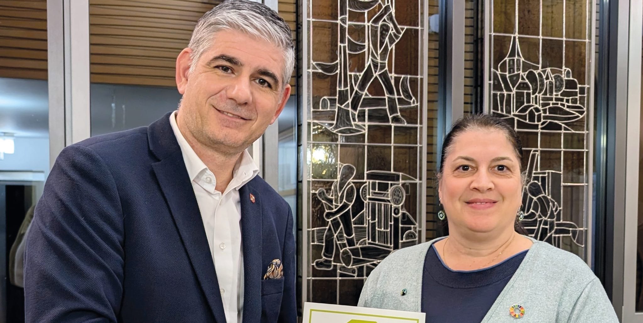 Bürgermeister Ioannis Delakos und Antonietta Scarano freuen sich über die erneute Zertifizierung von Holzgerlingen.