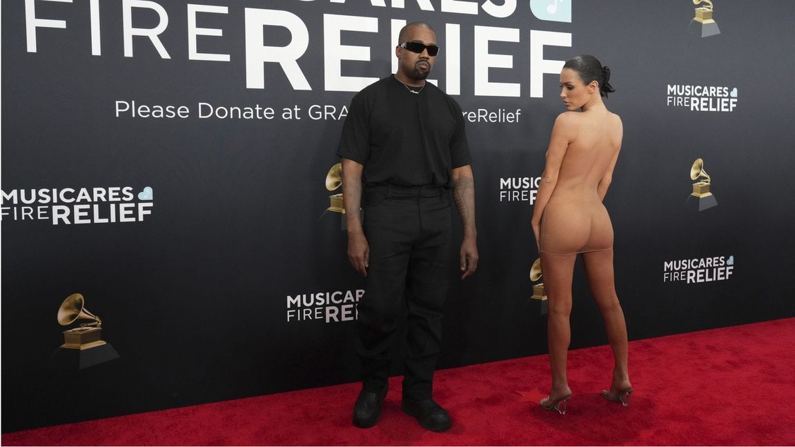 Ye alias Kanye West steht wie ein Leibwächter neben der auffällig unbekleidet wirkenden Bianca Censori bei den Grammys.