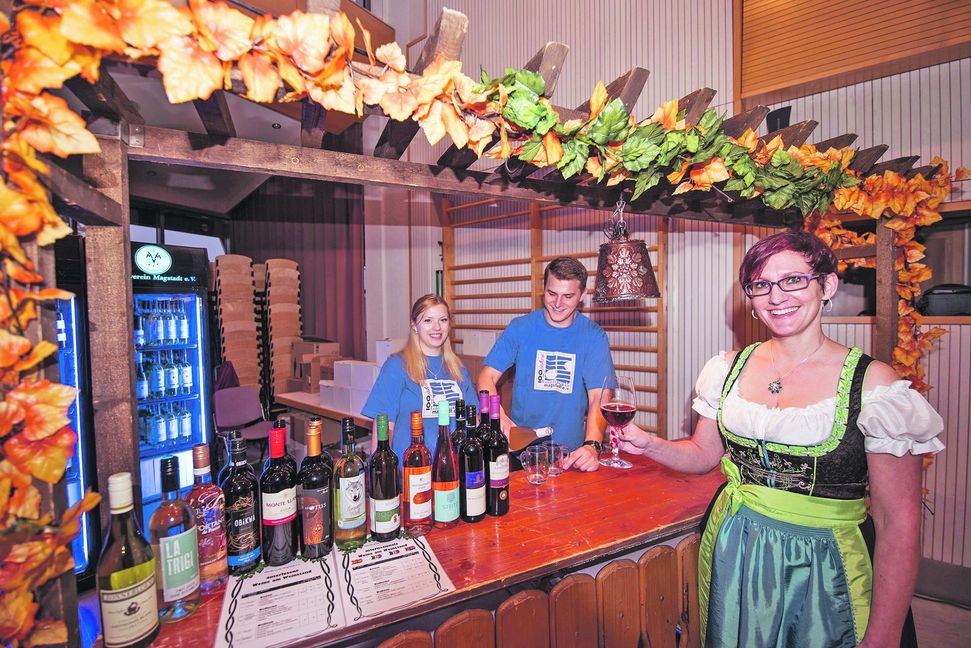 Einheimische und internationale Weine servierte der Musikverein Magstadt bei seinem Fest.  Bild: Richter