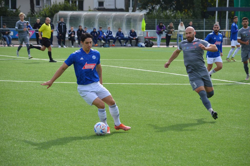 Sindelfingens Defensive um Lucas Schuckenböhmer (am Ball) muss morgen Nachmittag im Heimspiel gegen Wangen wieder deutlich stabiler auftreten. Bild: Zvizdiç
