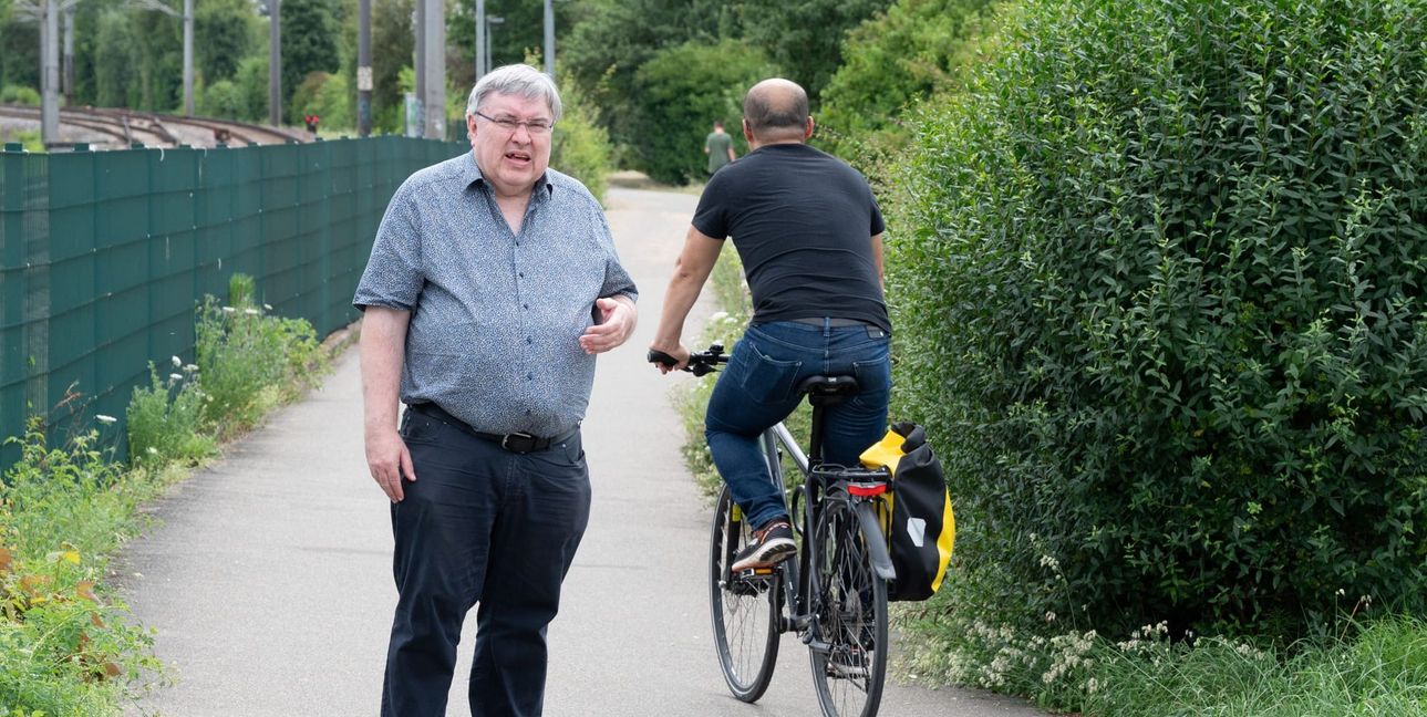 Uwe Czier (links) will erreichen, dass die vorherige Beschilderungr am Gärtringer Bahnhof  wieder umgesetzt wird. Bild: Vescey