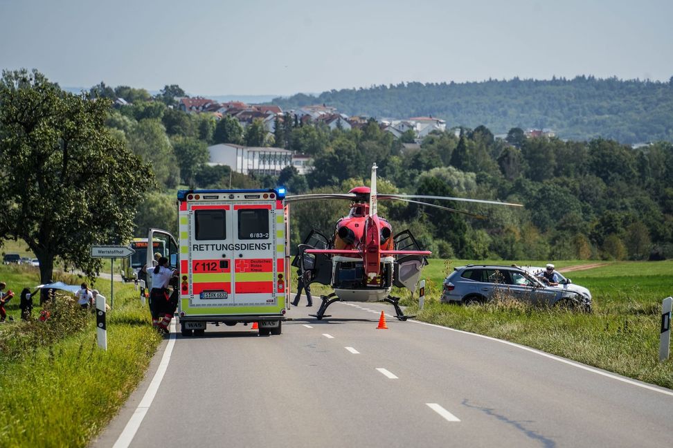 Der Motorradfahrer wurde mit einem Hubschrauber ins Krankenhaus geflogen.