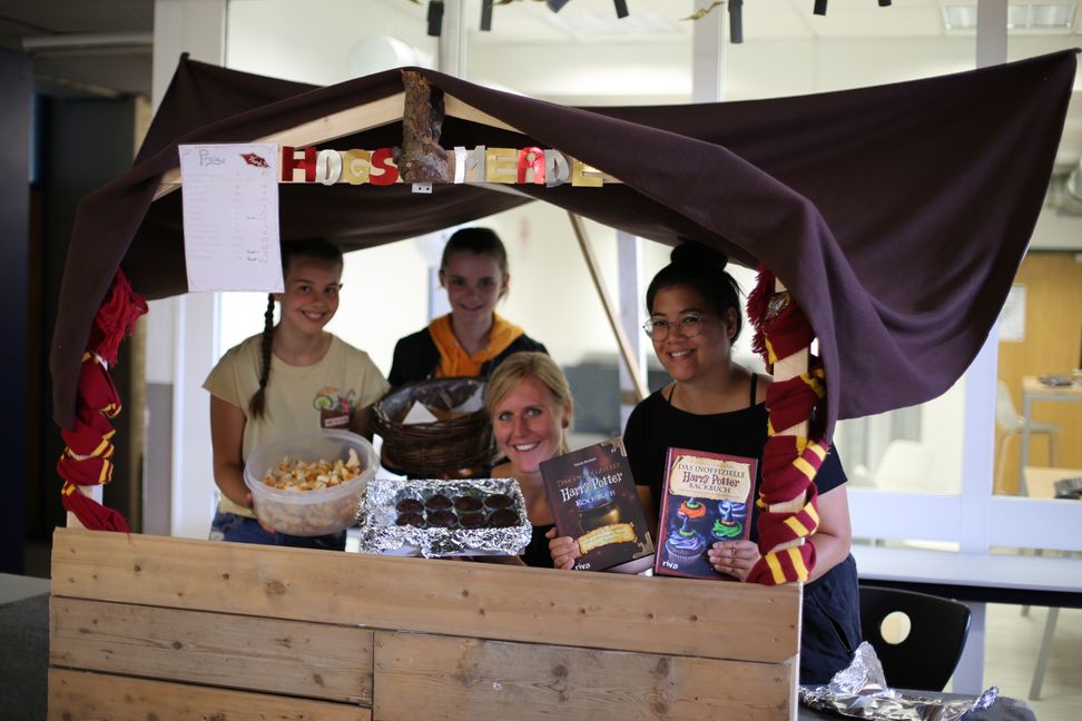 Die Backwaren im „Hogsmeade“ stehen jedenfalls schon zum Verkauf bereit: In dem Laden verkaufen bei "Schule am Staat" am Stiftsgymnasium unter anderem Vanessa Rösner, Malvina Kuhn und Ramona Heeß diverses Gebäck aus Harry-Potter-Romanen, wie Schokofrösche und Sirupbonbons. Bild: Cakir