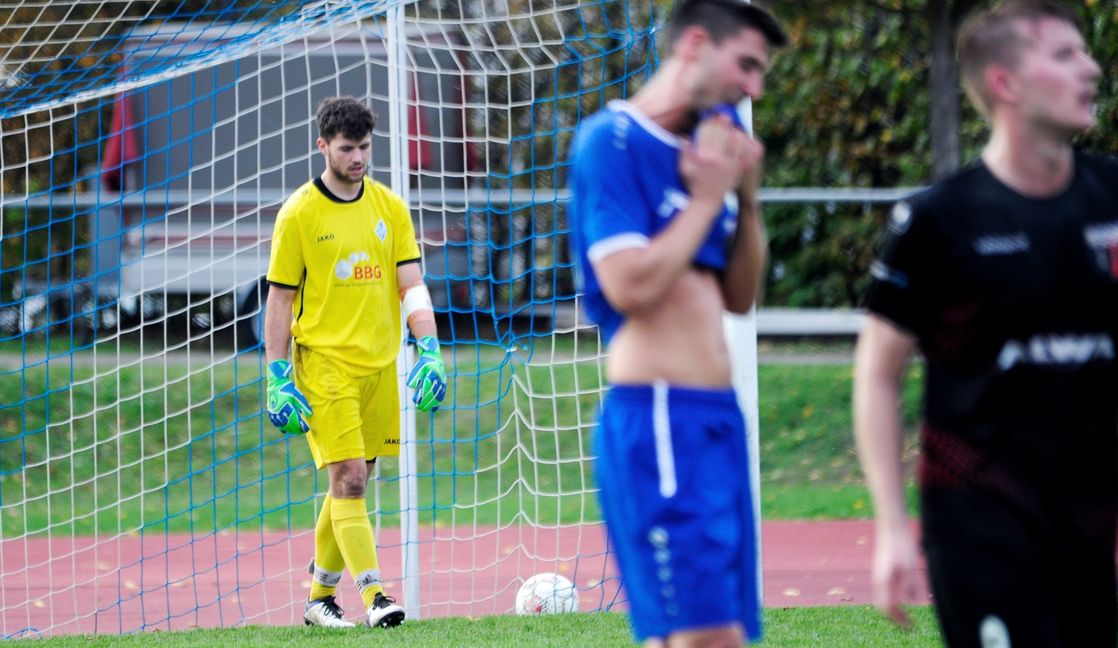 Schon wieder ein Gegentor in der Landesliga, dieses Mal zum 0:3 gegen den Aufsteiger aus Deißlingen. Die SV Böblingen hat schlechte Laune. Bild: Photostampe
