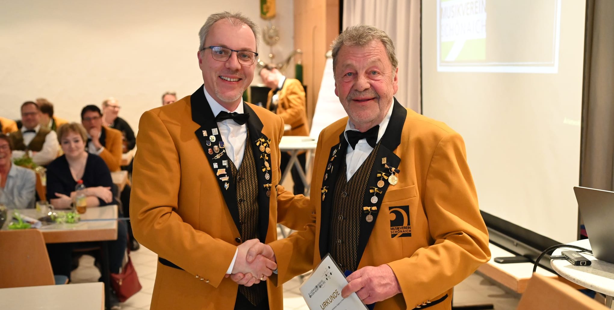 Vorstand Jochen Pfingsttag gratuliert Jubilar Wolfgang Völmle (von links).