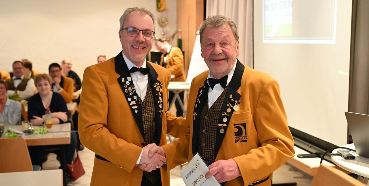 Vorstand Jochen Pfingsttag gratuliert Jubilar Wolfgang Völmle (von links).