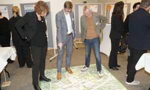 OB Markus Kleemann (Bildmitte) mit IBA27-Intendant Andreas Hofer und Baubürgermeisterin Dr. Corinna Clemens beim Wohndialog.