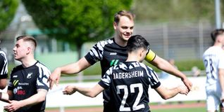 Dagersheims Kapitän Yannick Dannecker  feiert Torschütze  Merih Yesilirmark.