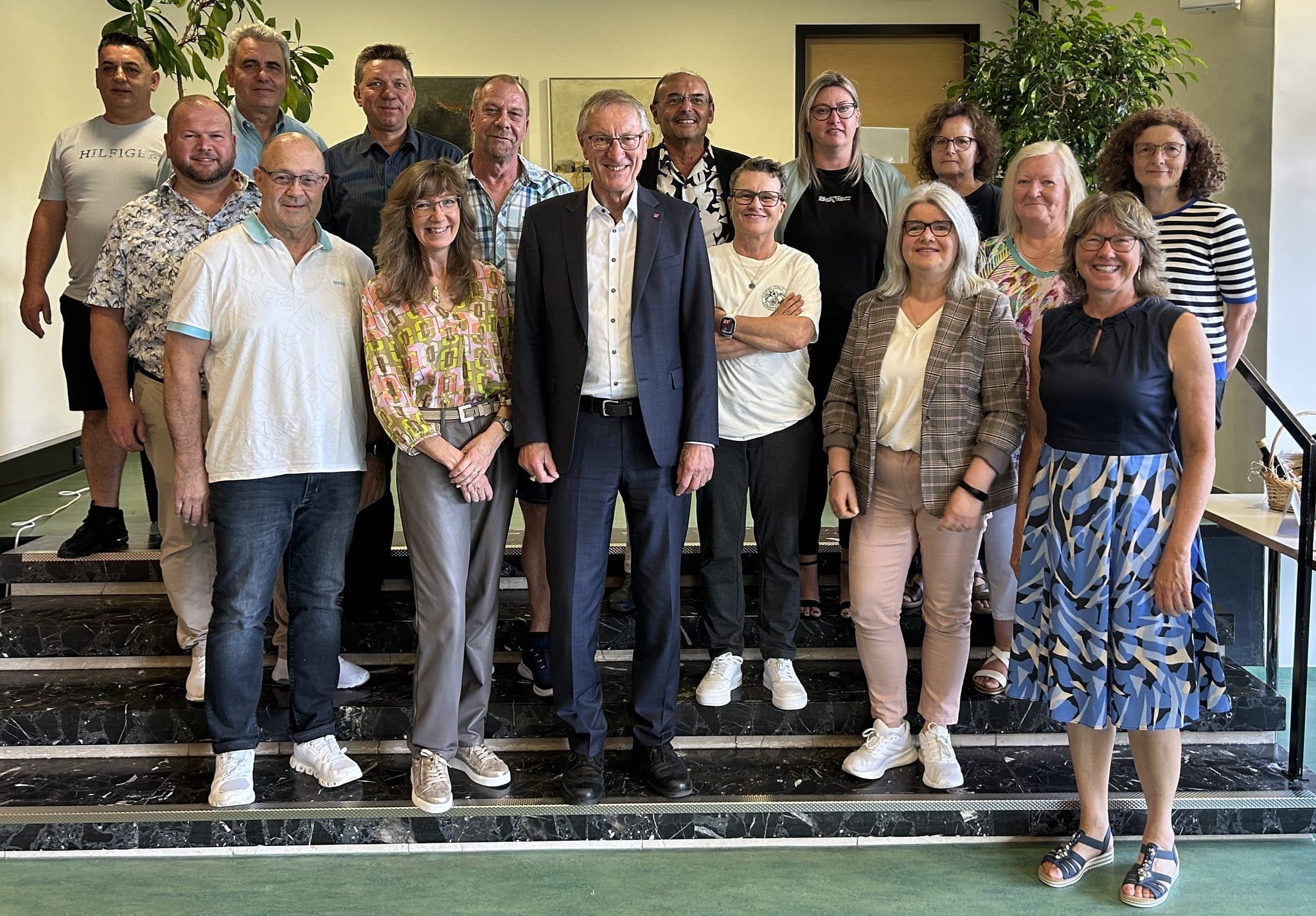 Landrat Roland Bernhard (vorne Mitte) mit den geehrten Mitarbeitern und den künftigen Ruheständlern im Landratsamt Böblingen.