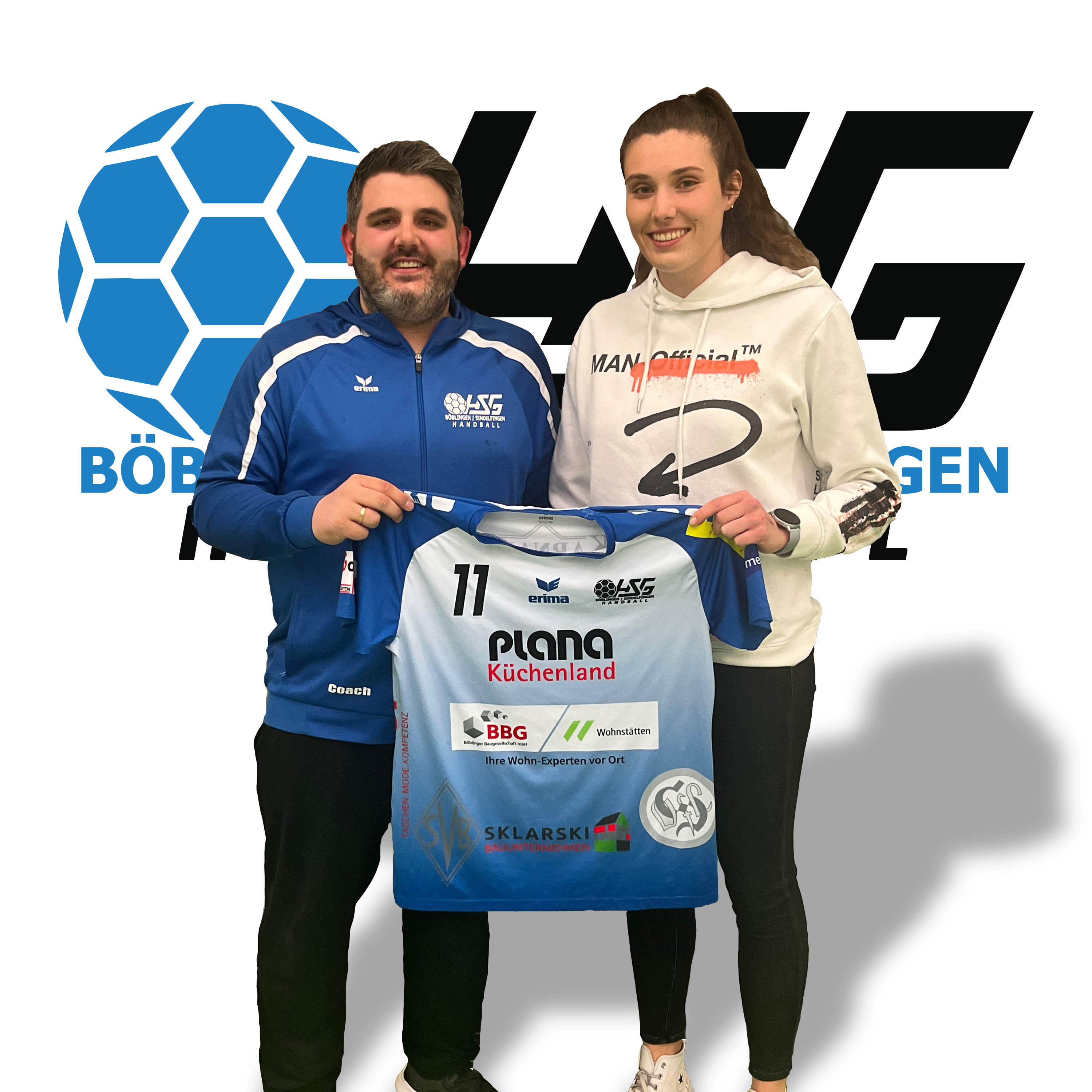 HSG-Trainer Mischa Herok und Elena Oeder, die das Trikot mit der Nummer 11 bekommt. Bild: z