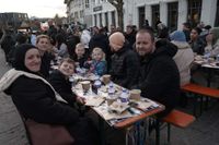 Tausende begehen zusammen Fastenbrechen.