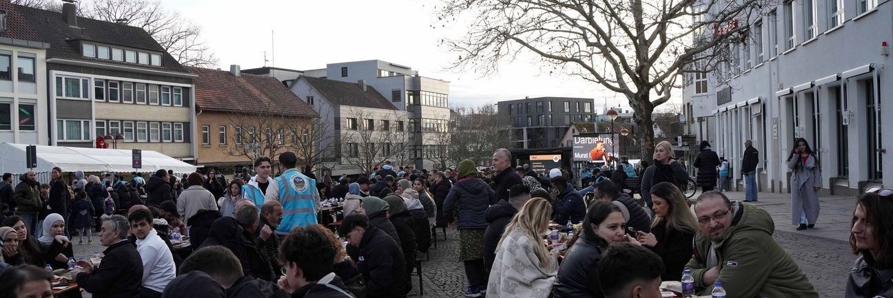 Tausende begehen zusammen Fastenbrechen.