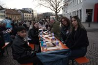 Tausende begehen zusammen Fastenbrechen.