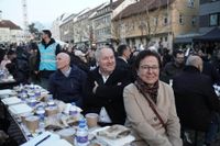 Tausende begehen zusammen Fastenbrechen.