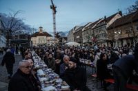 Tausende begehen zusammen Fastenbrechen.
