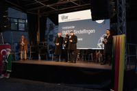 Tausende begehen zusammen Fastenbrechen.