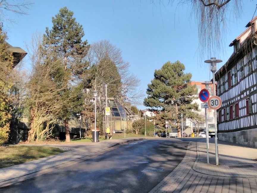 Die Bushaltestelle am Maichinger Bürgerhaus wird ab Mai barrierefrei umgebaut. Bild: Schweiker