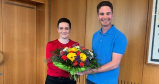 Schönaichs Bürgermeisterin Anna Walther (links) hat Robert Knittel als Mitglied des Gemeinderats verpflichtet.