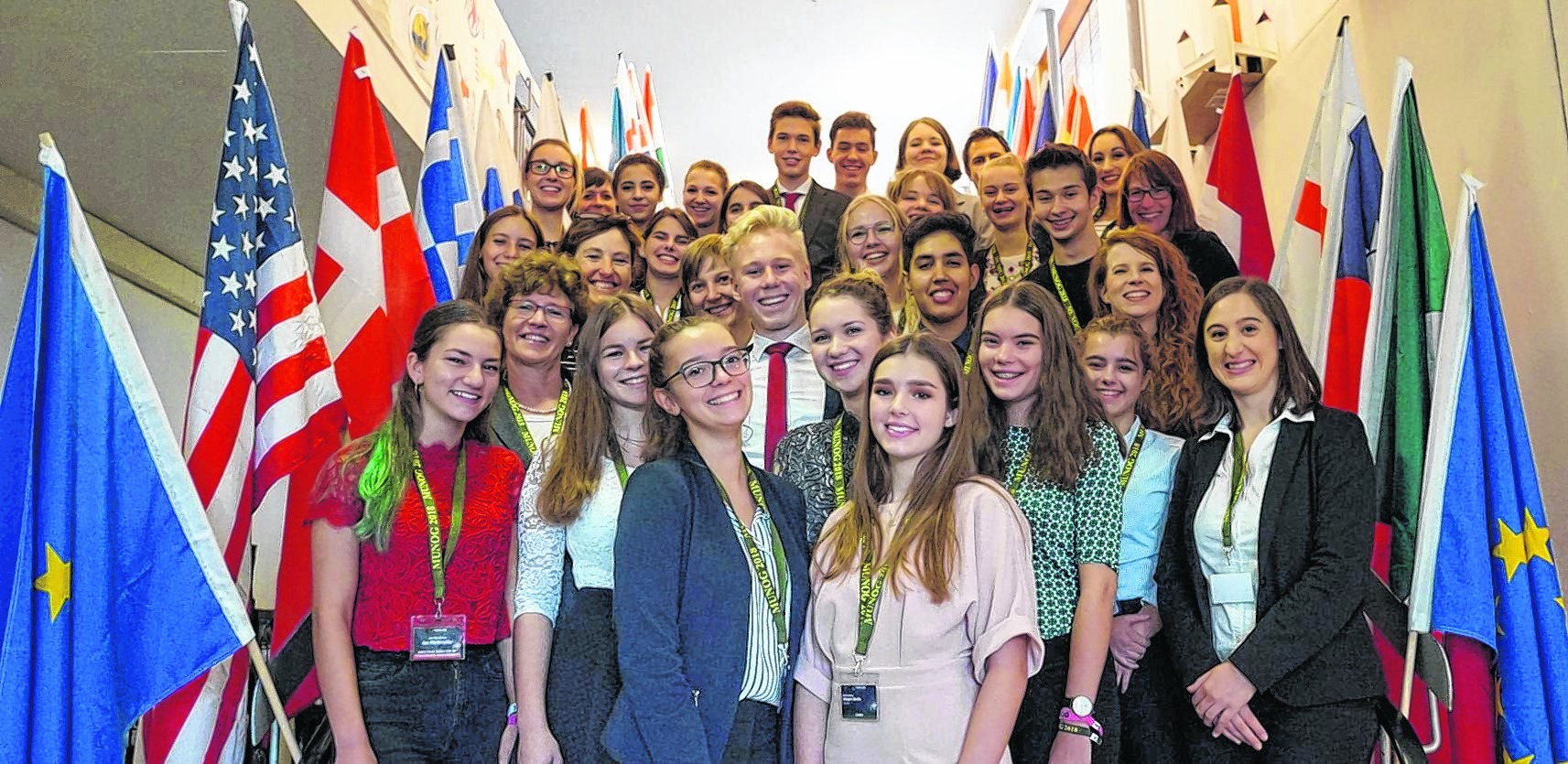 Das Exekutiv- oder schlicht Organisationskomitee der 10. MUNOG-Konferenz auf der Aulatreppe. Ganz vorn die beiden GGS-Schülerinnen Generalsekretärin Jolyne Schmitt (l.) und ihre Stellvertreterin Lilli Basic.  Bild: Heiden