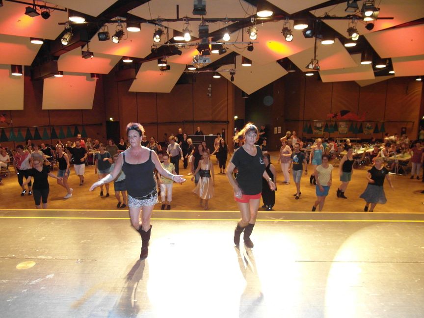 Beim diesjährigen zweitägigen Fest des Sindelfinger
Line-Dance-Vereins Fortyfours gab es Workshops mit den Choreographinnen
Dee Musk aus dem Vereinigten Königreich (links) und Ria Vos aus den
Niederlanden (rechts).   Bild: Staber