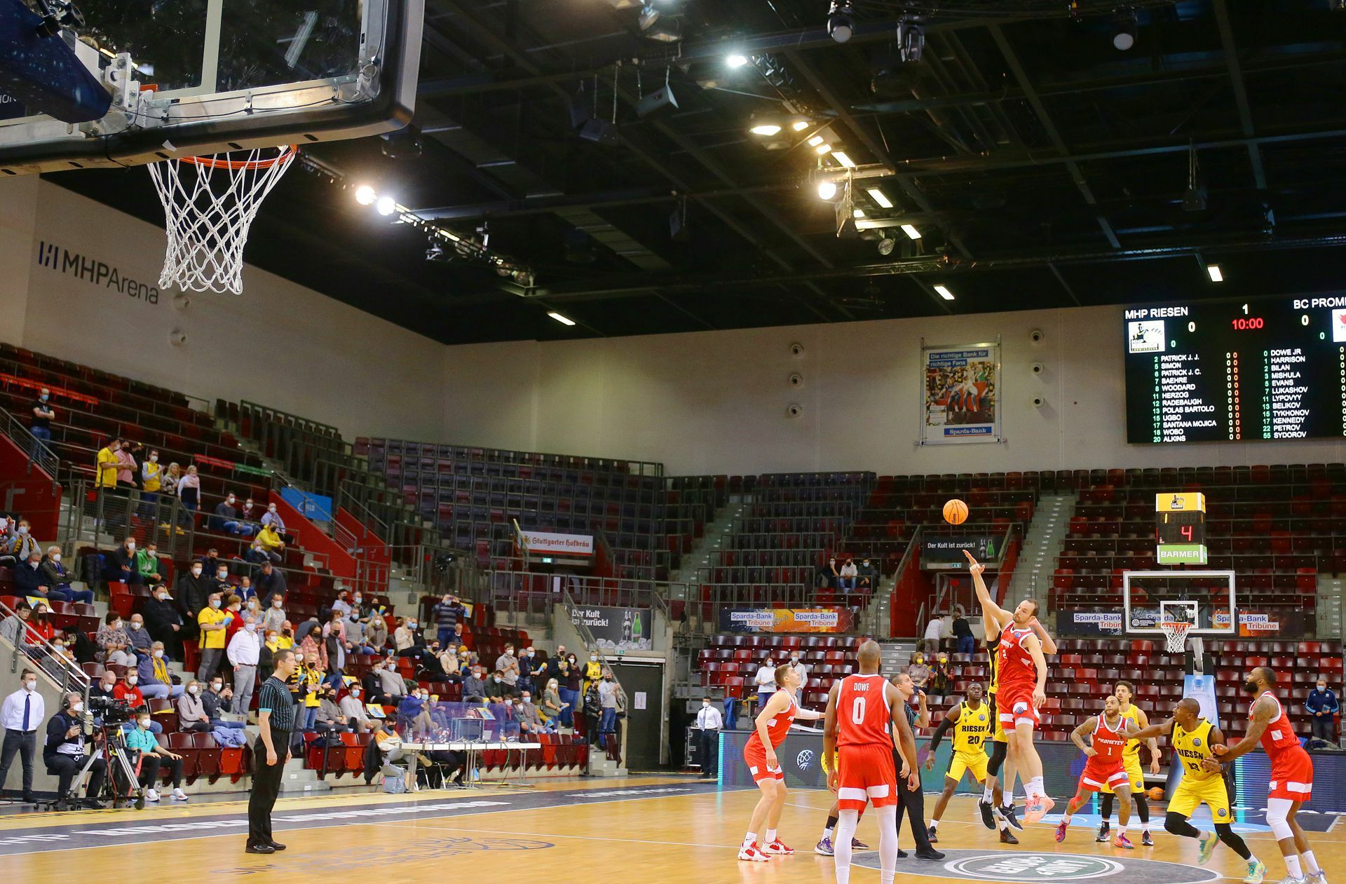 Im Hallensport wie hier beim Basketball in Ludwigsburg hieß es zunächst: Ganz ohne Zuschauer. Jetzt dürfen doch wieder 500 Fans in die Halle.
 Foto: Baumann