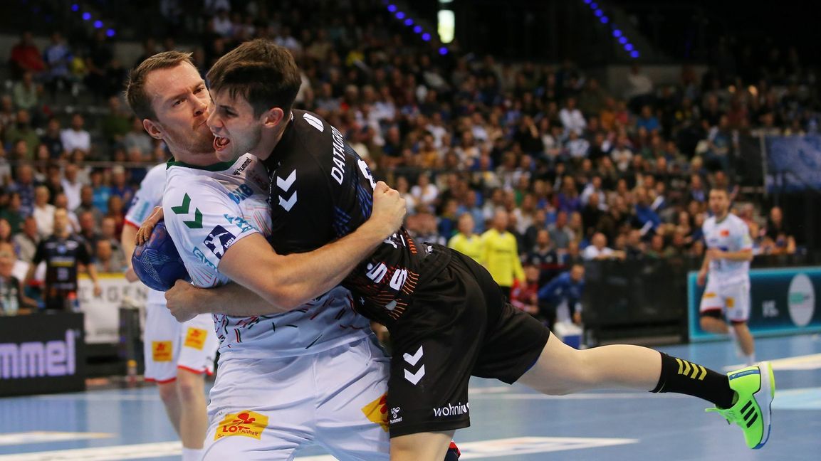 Felix Claar (li.) stoppt TVB-Linksaußen Daniel Fernandez.