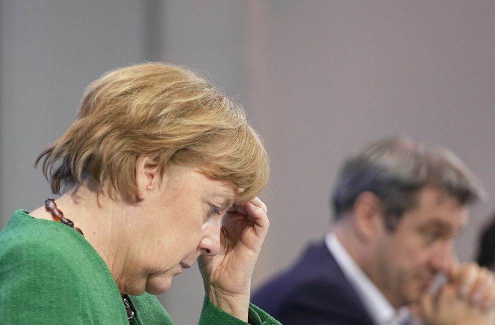 Eine nachdenkliche Kanzlerin: Angela Merkel  hat die Teilnehmer des jüngsten Coronagipfels von härteren Gegenmaßnahmen überzeugt – ob sie ausreichen, ist dennoch fraglich. Foto: dpa/Michael Kappeler