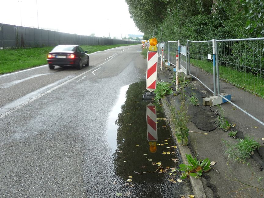 Die wellige Sindelfinger Käsbrünnlestraße mit dem gesperrten Radweg. Bild: Reichert