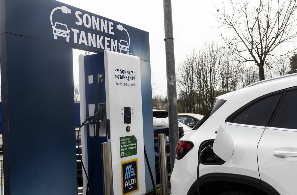 Bei Aldi ist das Gratisladen des E-Autos vorbei.