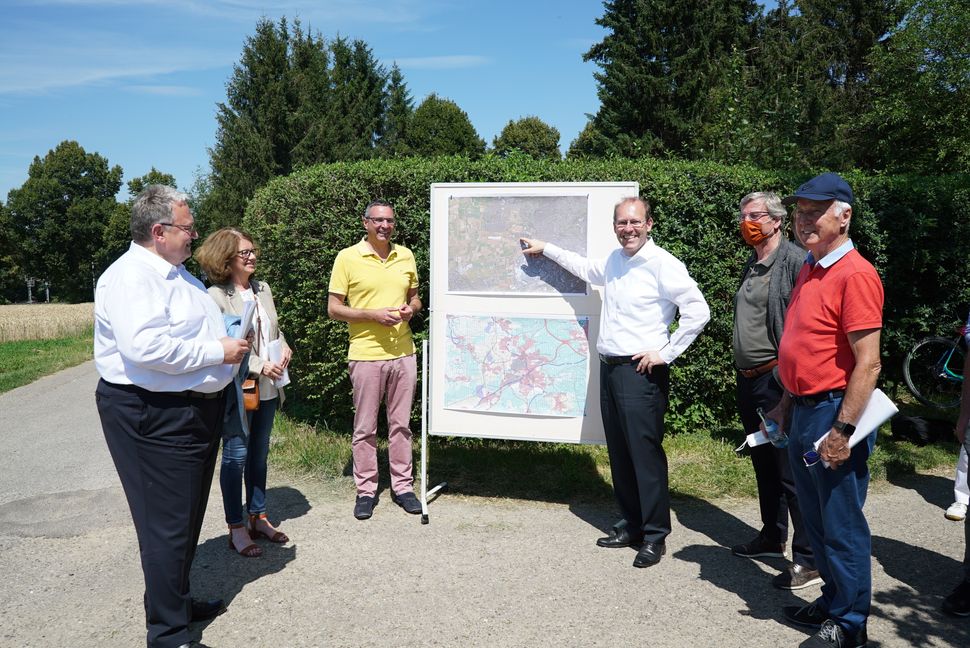 OB Dr. Bernd Vöhringer zeigt auf der Karte den CDU-Regionalräten Rainer Ganske, Regina Wagner, Dr. Joachim Pfeiffer, Thomas Bopp und Helmut Noë. Bild: Heiden