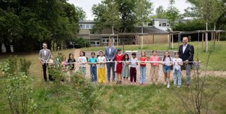 Oberbürgermeister Markus Kleemann (Mitte), Schulleiter Jörg Buchholz und Timo Plankenhorn, Leiter des Amts für Bildung und Betreuung, mit Kindern bei der Einweihung des Grünen Klassenzimmers.