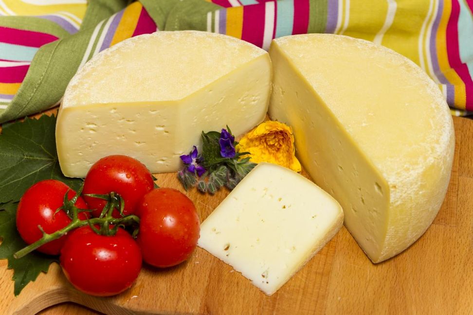 Ziegenmilchkäse gibt es als Frischkäse, Weichkäse, Schimmelkäse und als Schnitt- und Hartkäse.