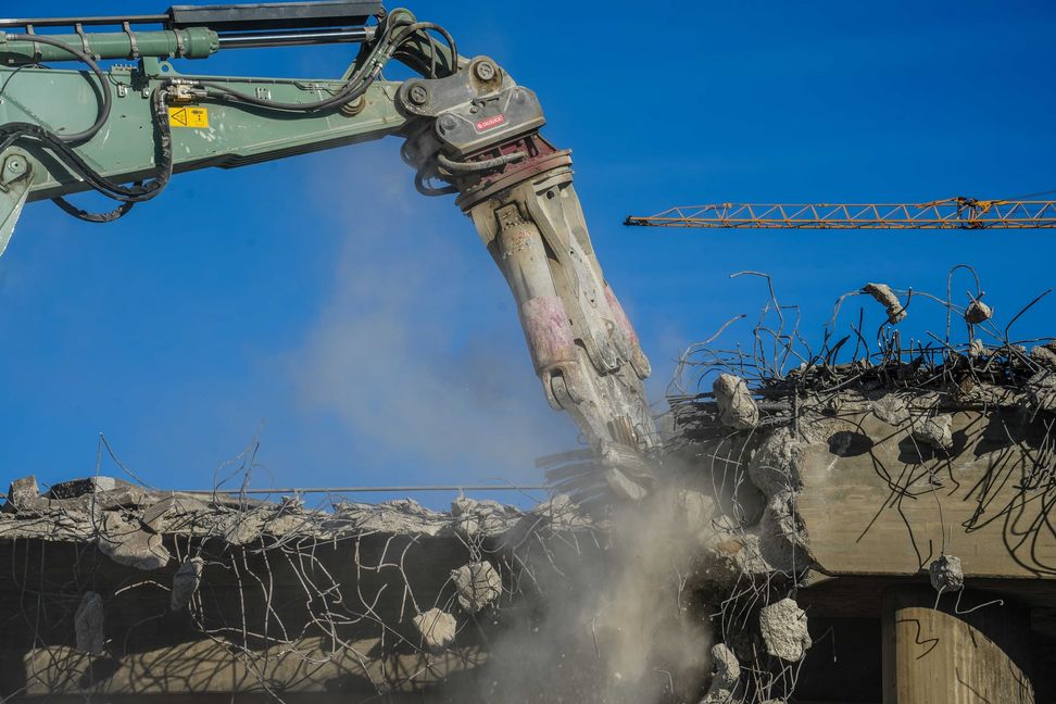 Die Abbruchschere bricht den Beton.