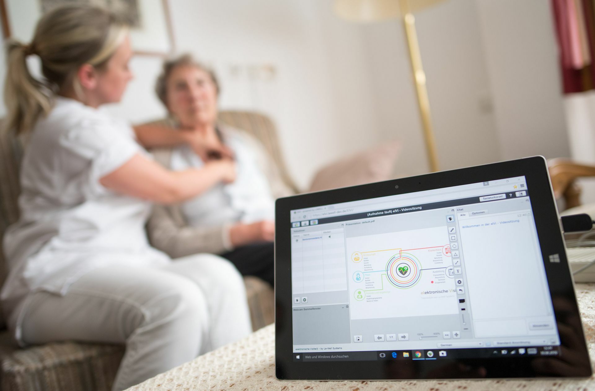 Hausbesuch für eine Untersuchung: Beim Thema Ärzteversorgung und Telemedizin haben die Parteien unterschiedliche Vorstellungen, mit denen sie in den Landtagswahlkampf gehen. Foto: dpa/Marius Becker