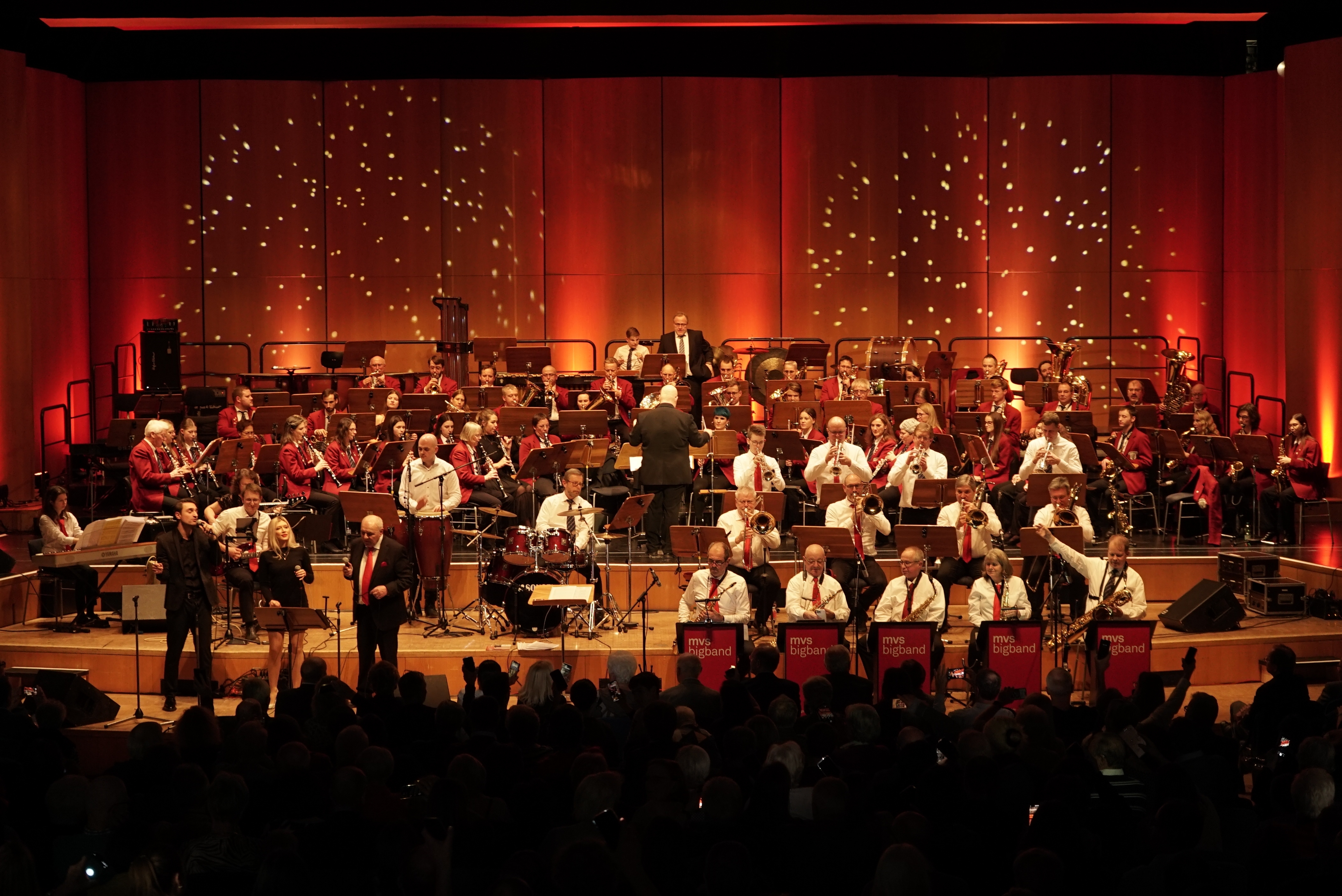Sinfonisches Blasorchester und MV- Bigband spielten beim Weihnachtskonzert auch einige Titel gemeinsam in der Stadthalle. Bild: Heiden