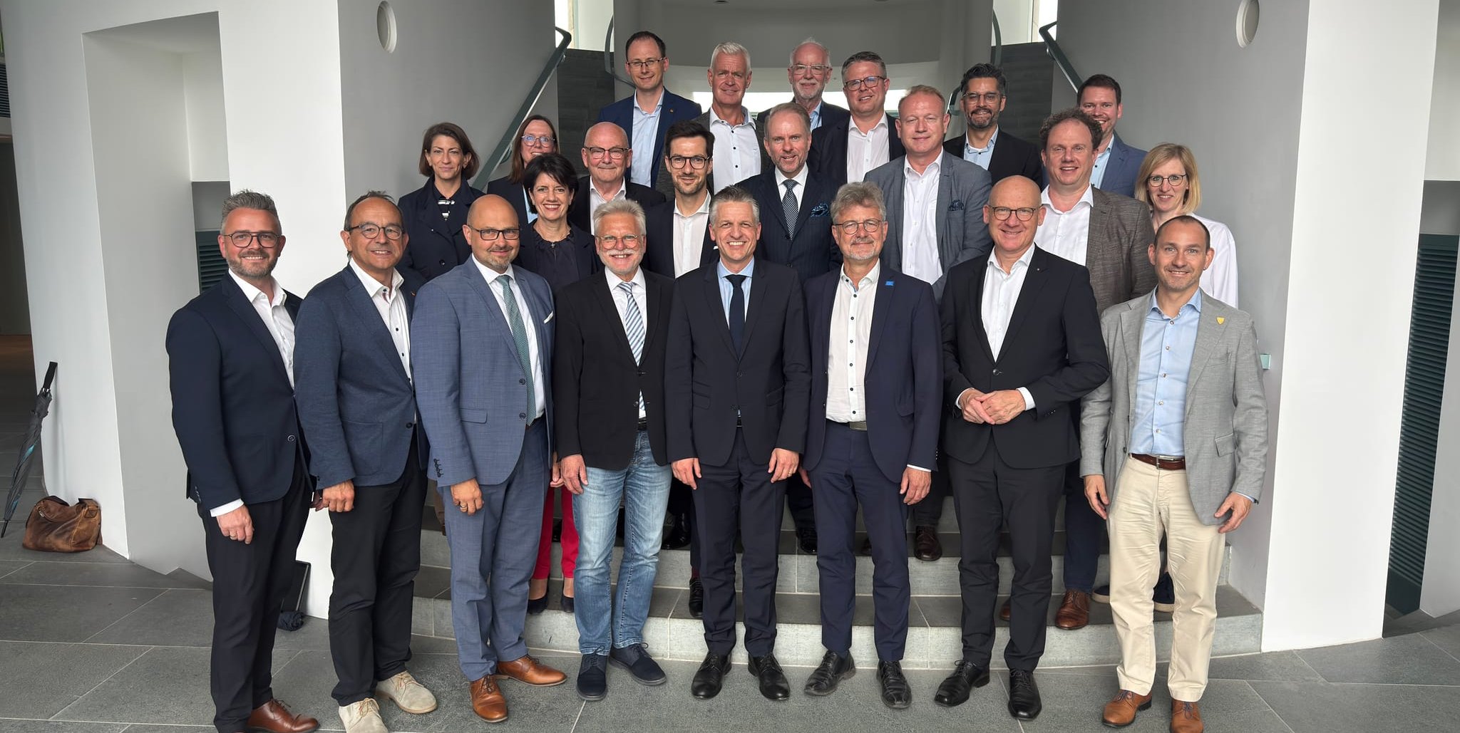 Die Städtetags-Delegation mit dem Chef des Bundeskanzleramts, Thorsten Frei (vorne Mitte) und dem Böblinger Oberbürgermeister Dr. Stefan Belz (vorne rechts).