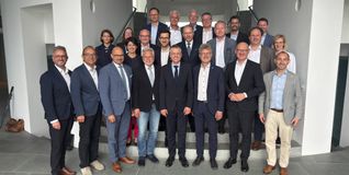 Die Städtetags-Delegation mit dem Chef des Bundeskanzleramts, Thorsten Frei (vorne Mitte) und dem Böblinger Oberbürgermeister Dr. Stefan Belz (vorne rechts).