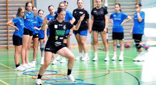 Bundesliga-Spielerin Lea Neubrander von Frisch Auf Göppingen führte viele Übungen selbst vor.