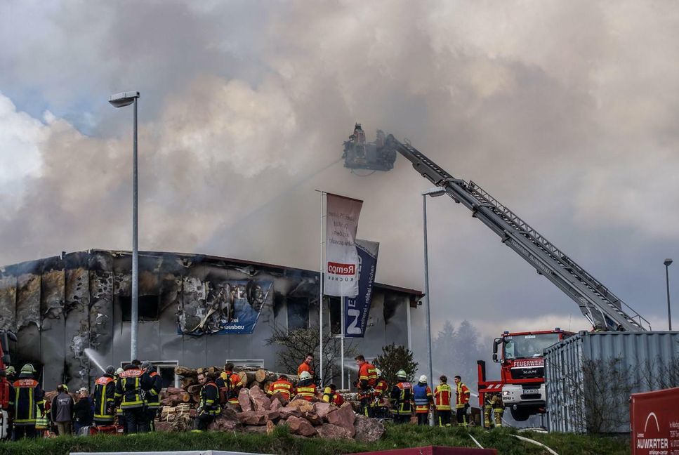 Beim Eintreffen der Feuerwehr stand das Gebäude bereits in Vollbrand. Bild: SDMG/Dettenmeyer