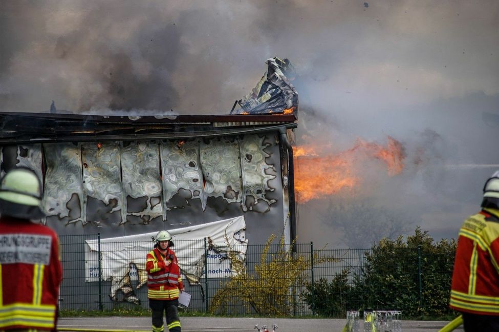 Flammen schlugen meterhoch aus dem Gebäude. Bild: SDMG/Dettenmeyer